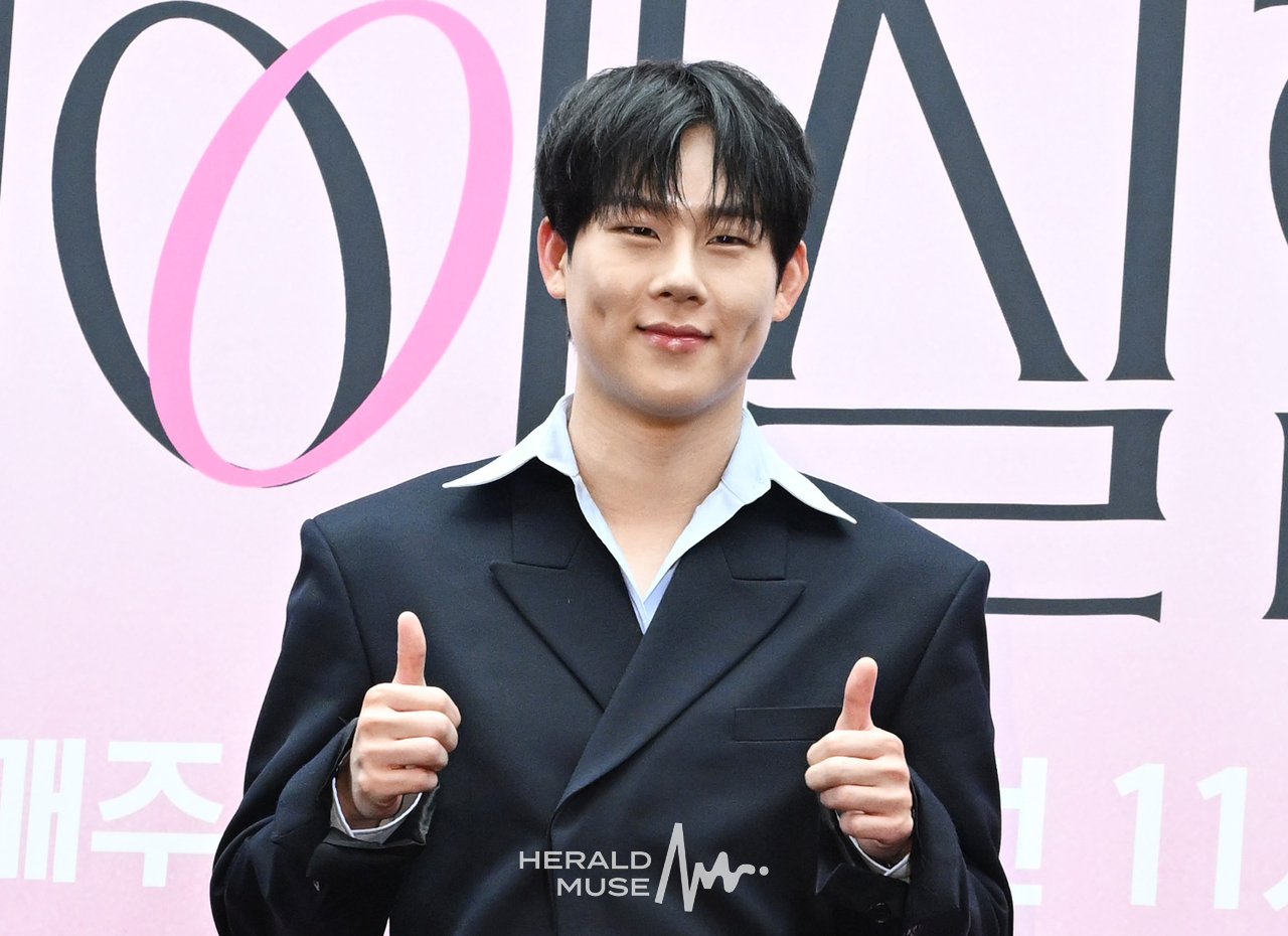 [헤럴드뮤즈= 윤병찬 기자] 넷플릭스 일일 예능 ‘연애실험실’ 제작발표회 23일 오후 상암동 스탠포드 호텔 서울에서 열렸다.
‘연애실험실’은 상상 불가 기상천외한 돌발 상황에 던져진 참가자들의 본능적으로 깨어나는 연애 세포를 포착하는 연애 관찰 실험 예능​이다.
이자리에는 이진주 PD, 강유민 PD, 몬스타엑스 주헌, 찰스엔터가 참석 하였다.