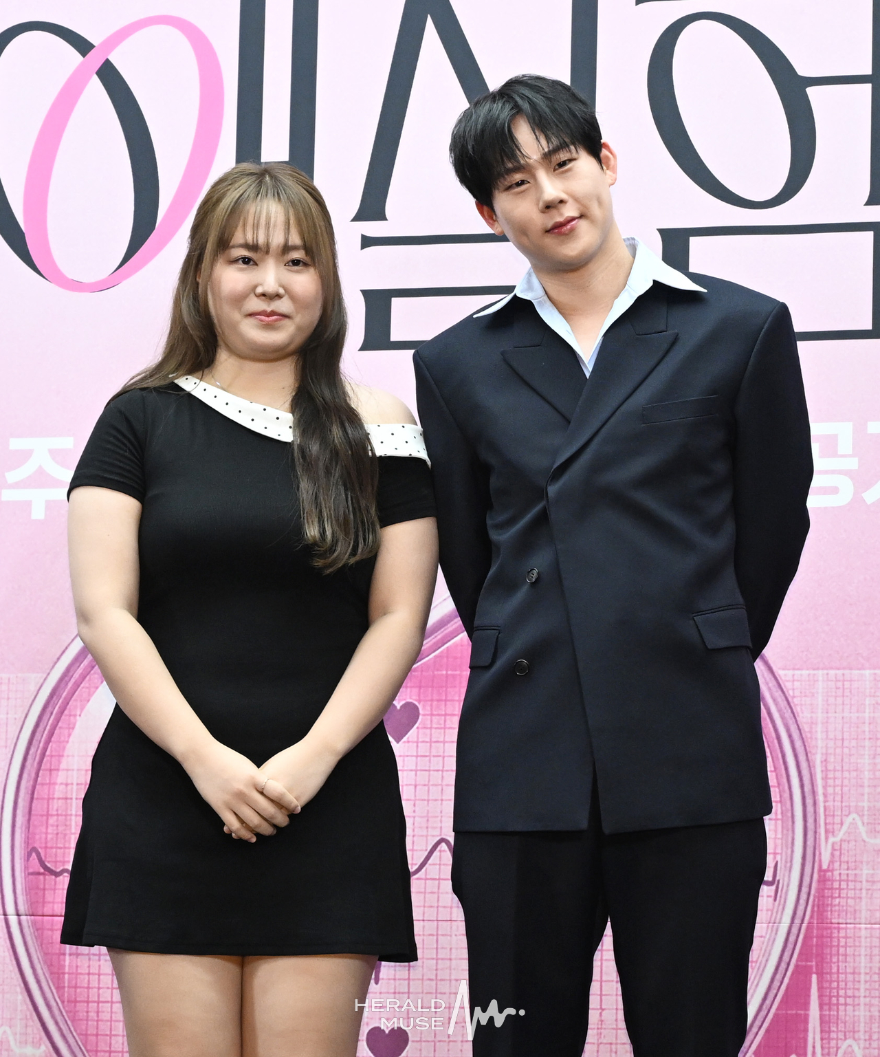 [헤럴드뮤즈= 윤병찬 기자] 넷플릭스 일일 예능 ‘연애실험실’ 제작발표회 23일 오후 상암동 스탠포드 호텔 서울에서 열렸다.
‘연애실험실’은 상상 불가 기상천외한 돌발 상황에 던져진 참가자들의 본능적으로 깨어나는 연애 세포를 포착하는 연애 관찰 실험 예능​이다.
이자리에는 이진주 PD, 강유민 PD, 몬스타엑스 주헌, 찰스엔터가 참석 하였다.