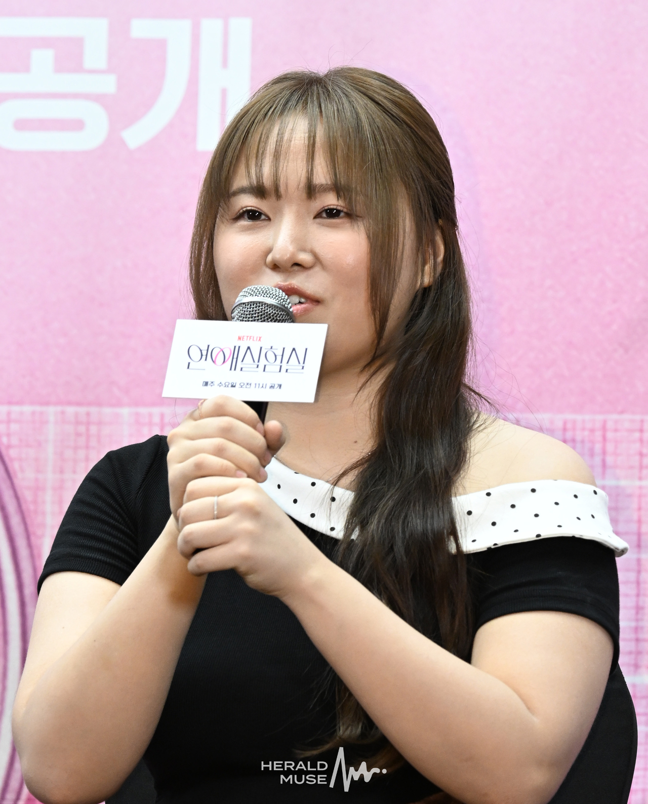[헤럴드뮤즈= 윤병찬 기자] 넷플릭스 일일 예능 ‘연애실험실’ 제작발표회 23일 오후 상암동 스탠포드 호텔 서울에서 열렸다.
‘연애실험실’은 상상 불가 기상천외한 돌발 상황에 던져진 참가자들의 본능적으로 깨어나는 연애 세포를 포착하는 연애 관찰 실험 예능​이다.
이자리에는 이진주 PD, 강유민 PD, 몬스타엑스 주헌, 찰스엔터가 참석 하였다.