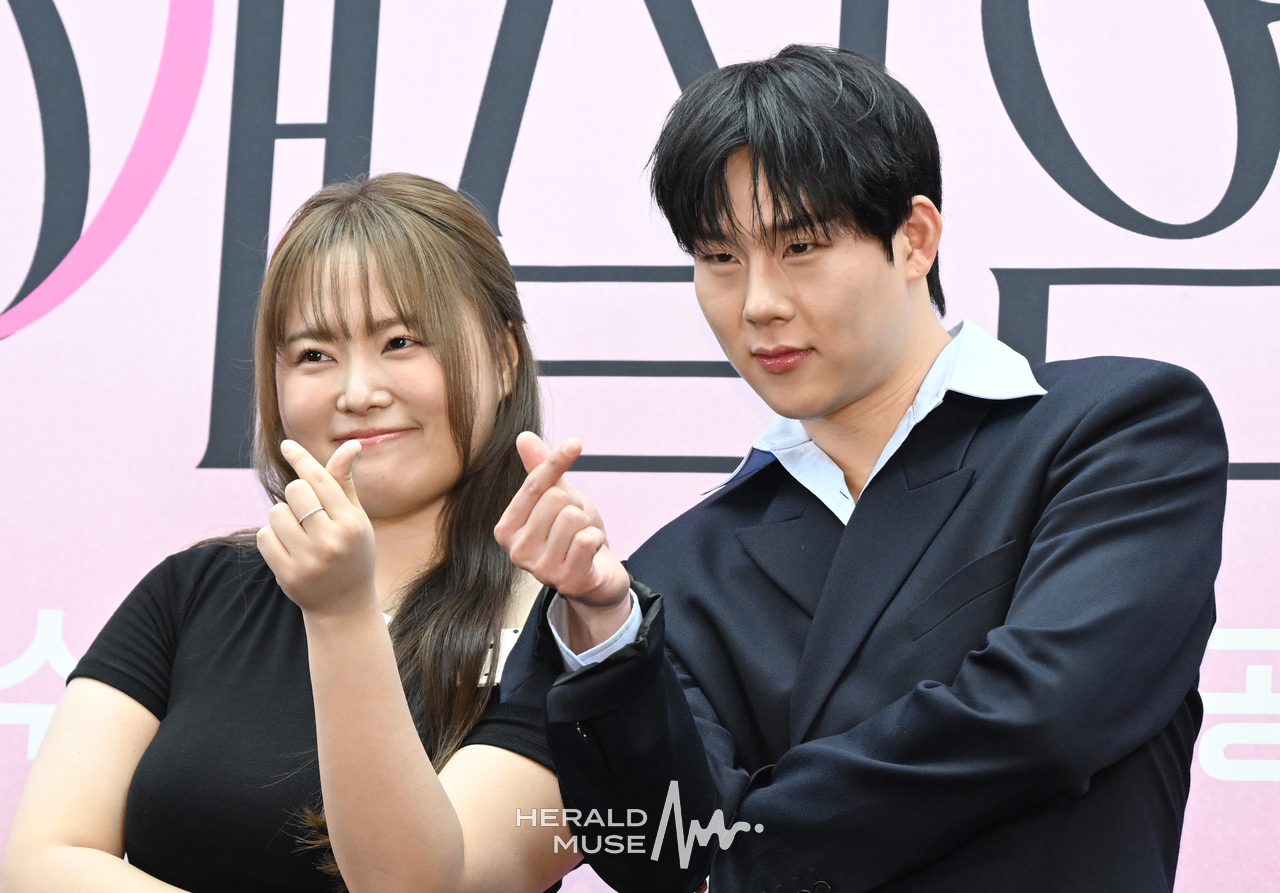 [헤럴드뮤즈= 윤병찬 기자] 넷플릭스 일일 예능 ‘연애실험실’ 제작발표회 23일 오후 상암동 스탠포드 호텔 서울에서 열렸다.
‘연애실험실’은 상상 불가 기상천외한 돌발 상황에 던져진 참가자들의 본능적으로 깨어나는 연애 세포를 포착하는 연애 관찰 실험 예능​이다.
이자리에는 이진주 PD, 강유민 PD, 몬스타엑스 주헌, 찰스엔터가 참석 하였다.