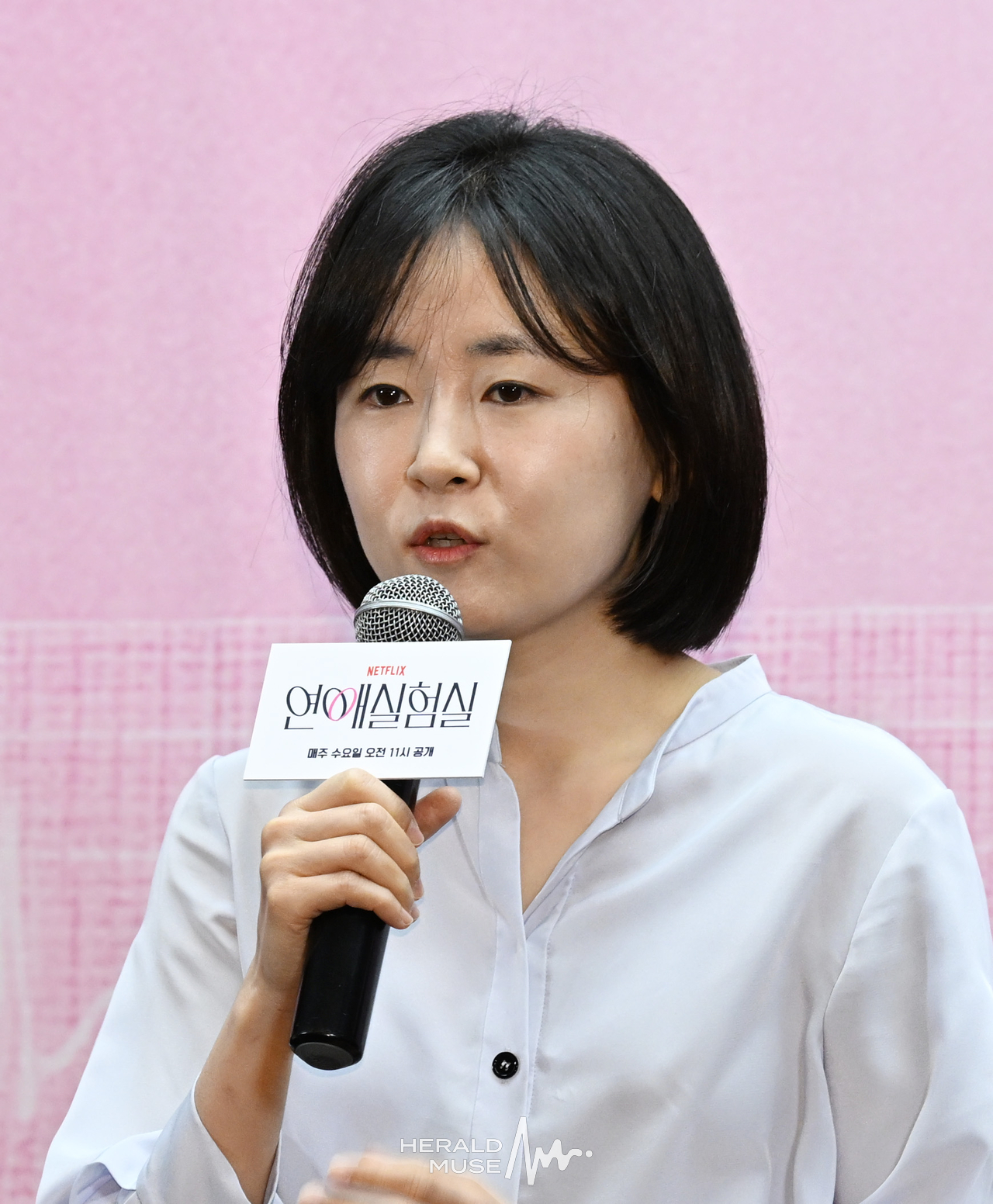 [헤럴드뮤즈= 윤병찬 기자] 넷플릭스 일일 예능 ‘연애실험실’ 제작발표회 23일 오후 상암동 스탠포드 호텔 서울에서 열렸다.
‘연애실험실’은 상상 불가 기상천외한 돌발 상황에 던져진 참가자들의 본능적으로 깨어나는 연애 세포를 포착하는 연애 관찰 실험 예능​이다.
이자리에는 이진주 PD, 강유민 PD, 몬스타엑스 주헌, 찰스엔터가 참석 하였다.