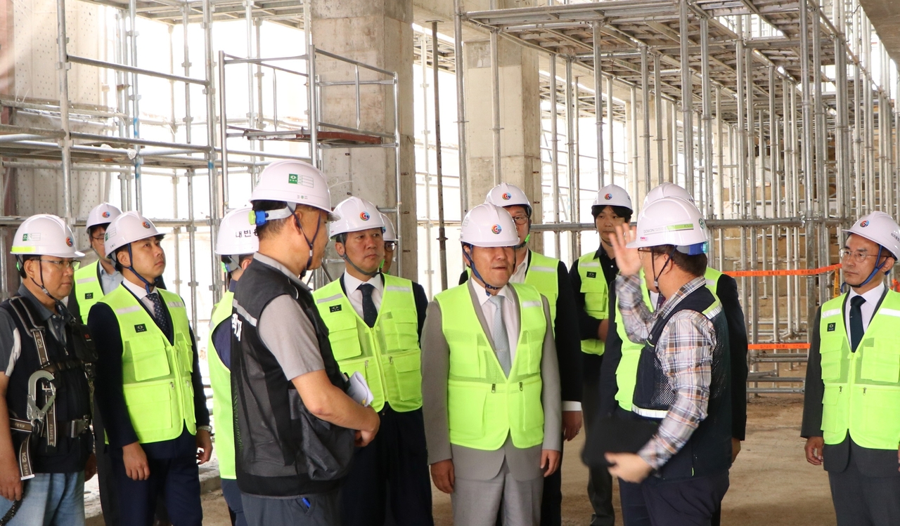 Korea Polytechnic University Chairman Lee Cheol-su inspects a construction site at the university's South Chungcheong campus. [Korea Polytechnic University]