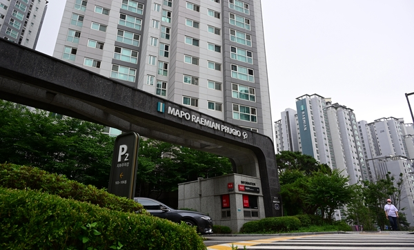 A communal entrance gate at an apartment complex in Seoul. (Lee Sang-sub/The Korea Herald)
