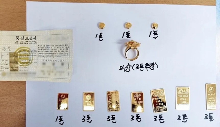 Small gold bars, coins and a ring found inside a discarded rice cooker by a security guard (National Police Agency)