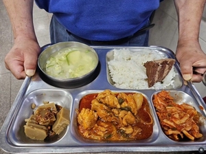 밥 위에 케이크 얹었다고…무료 급식하는 신부에게 악플 조롱 ‘공분’