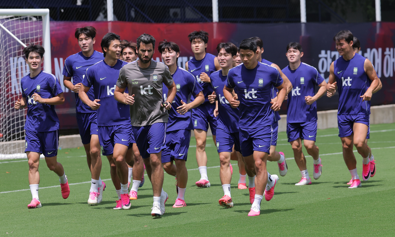 South Korean players jog before a training session for the FIFA World Cup at Chivas Verde Valle in Zapopan, Mexico, on Friday. (Yonhap)