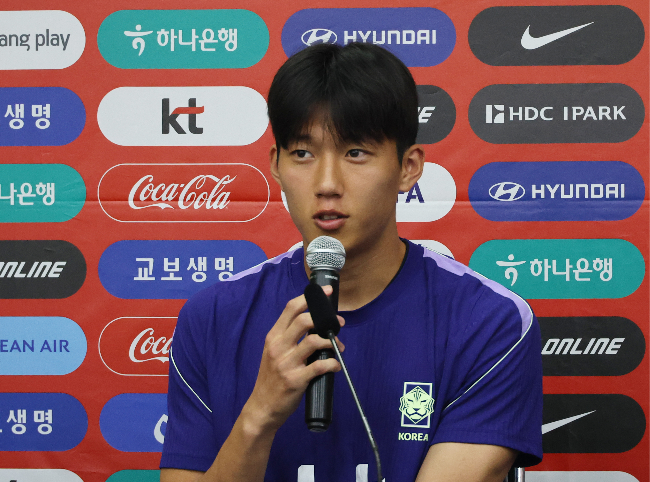 South Korean defender Lee Han-beom speaks to media before a training session for the World Cup at Estadio Universitario in San Nicolas, Mexico, Monday. (Yonhap)