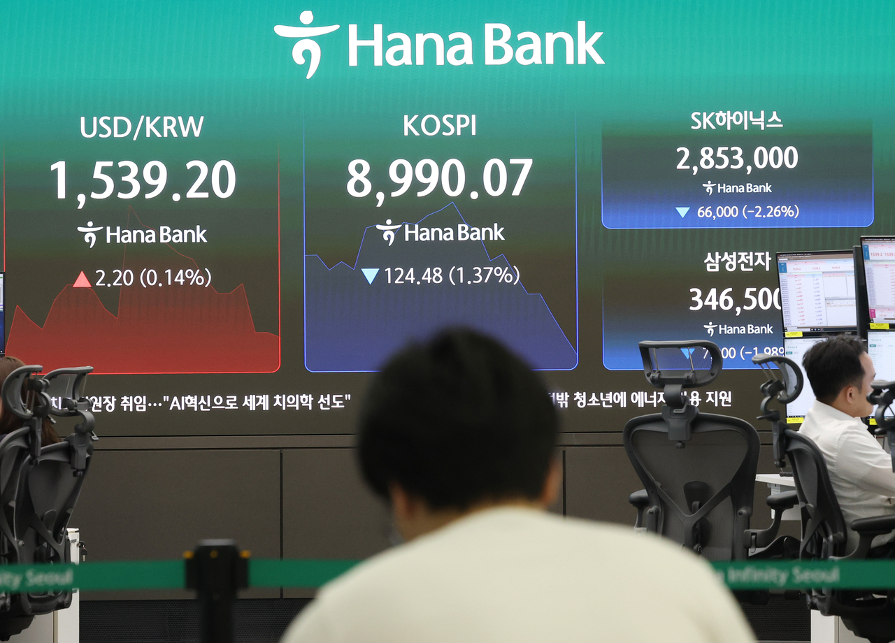 An electronic board showing the Korea Composite Stock Price Index at a dealing room of the Hana Bank headquarters in Seoul on Tuesday. (Yonhap)