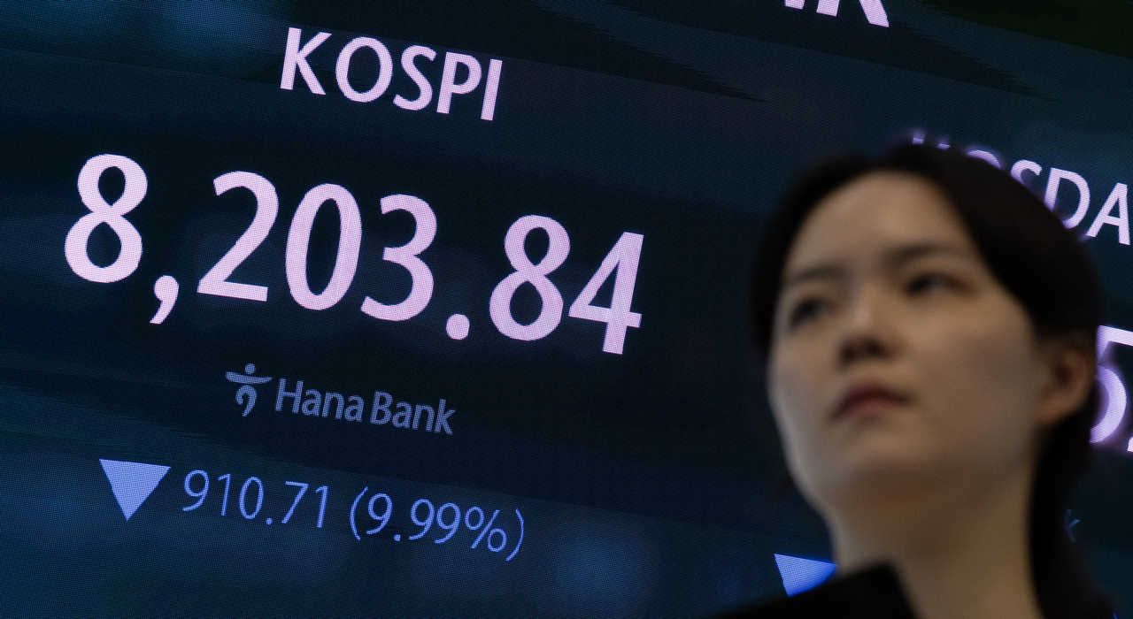 A financial data board at Hana Bank's dealing room in central Seoul on Tuesday displays the Kospi closing at 8,203.84, shedding 9.99 percent from the previous session. (Yoon Chang-bin/The Korea Herald)