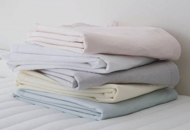 Cooling blankets made of modal sourced from beech trees (Arnaldo Bassini)