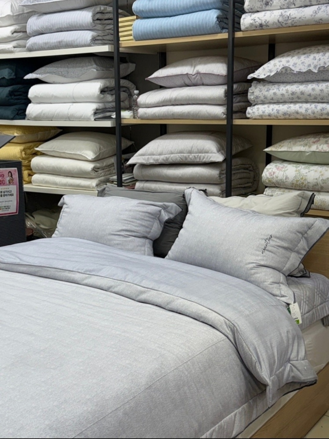 Korean bedding displayed at Evezary at Gwangjang Market in Seoul (Courtesy of the store)