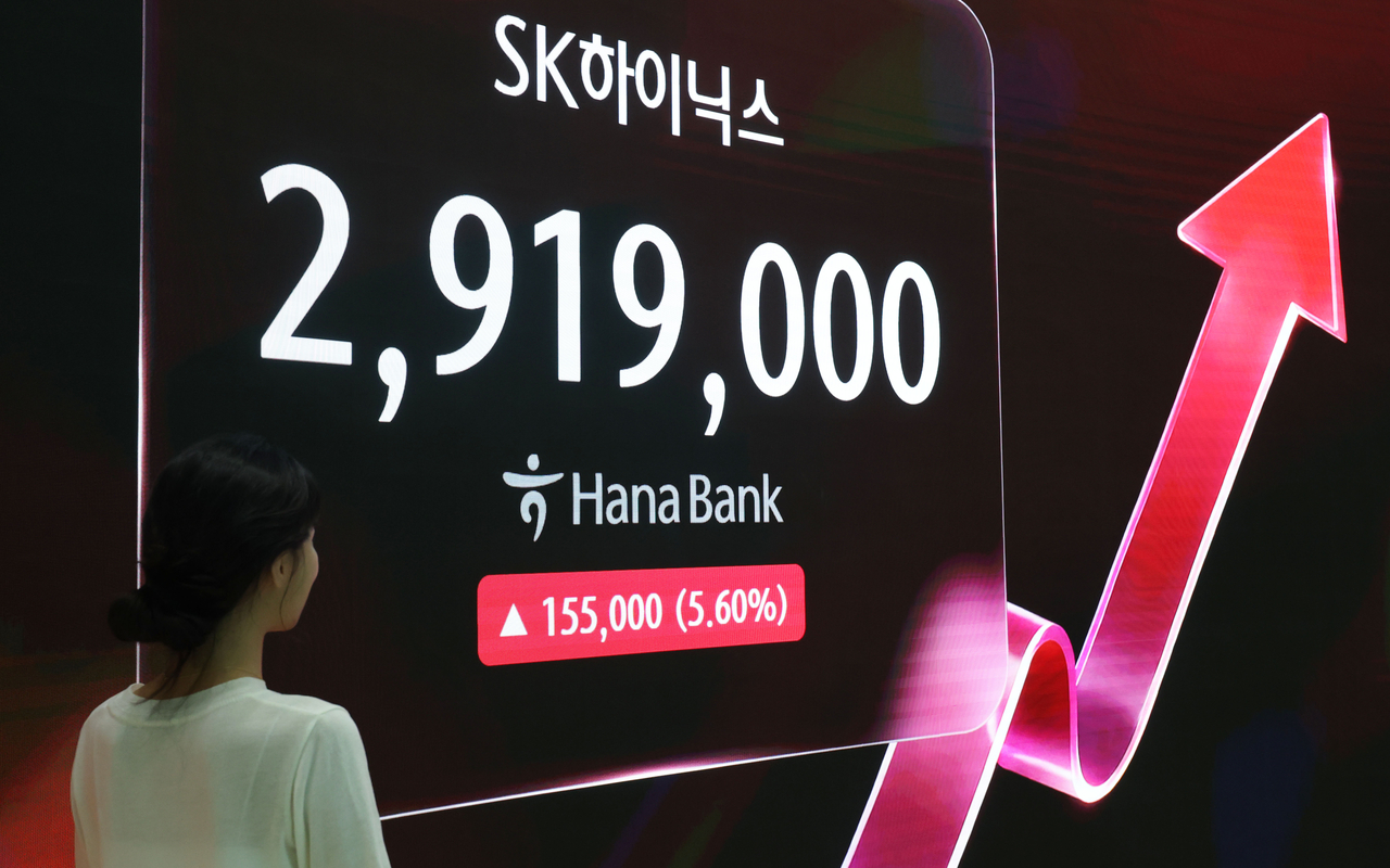Hana Bank's dealing room in Jung-gu, Seoul, on Monday. [Yonhap]