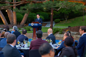 Over chimaek and cheers, Lee hosts ambassadors at Cheong Wa Dae