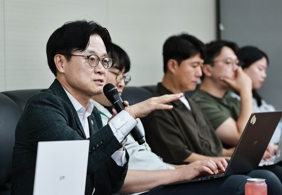 Industry Minister Kim Jung-kwan speaks to reporters on Monday, in the central city of Sejong. (Ministry of Trade, Industry and Resources)