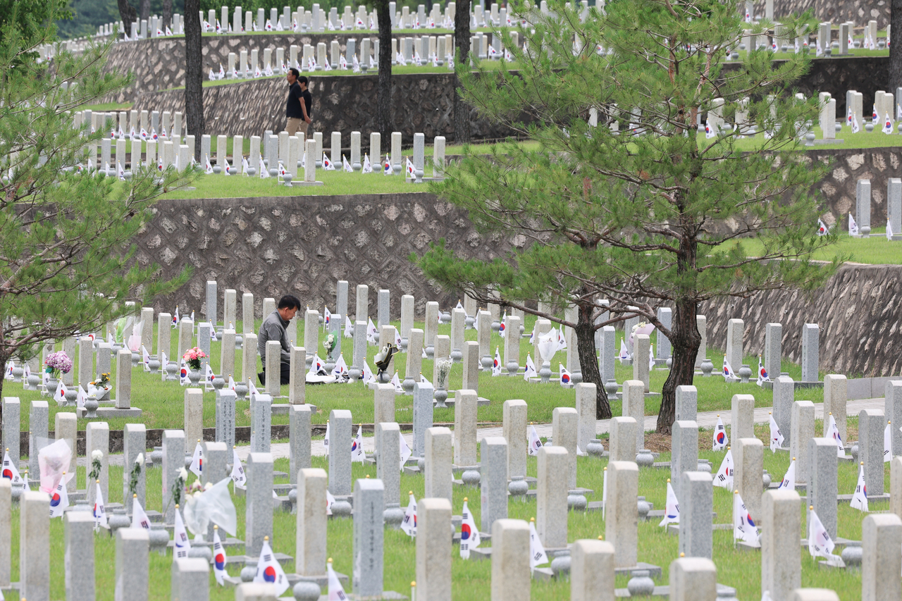 Visitors pay their respects at the Seoul National Cemetery in Seoul's Dongjak District on June 3, ahead of the 76th anniversary of the outbreak of the Korean War. (Yonhap)