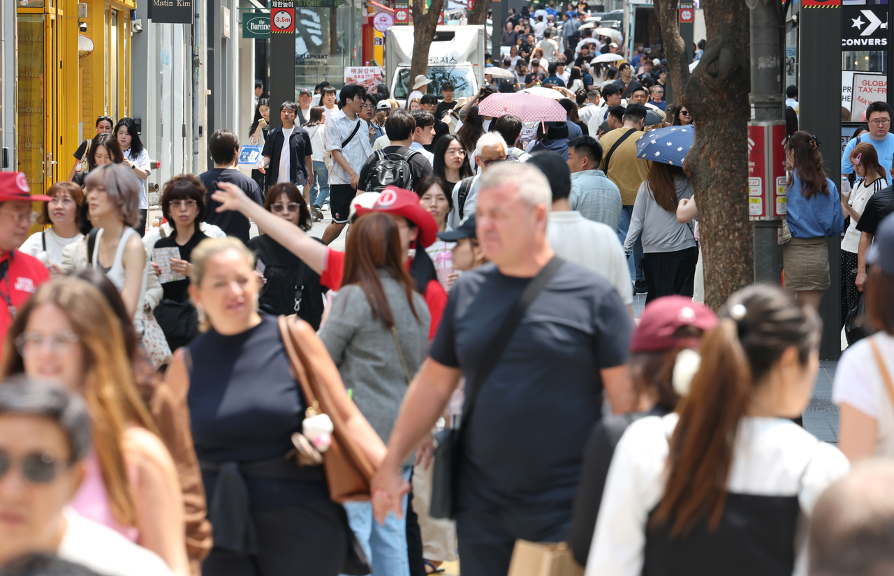 Pedestrians walk through Myeong-dong, Seoul, on June 9 (Yonhap)