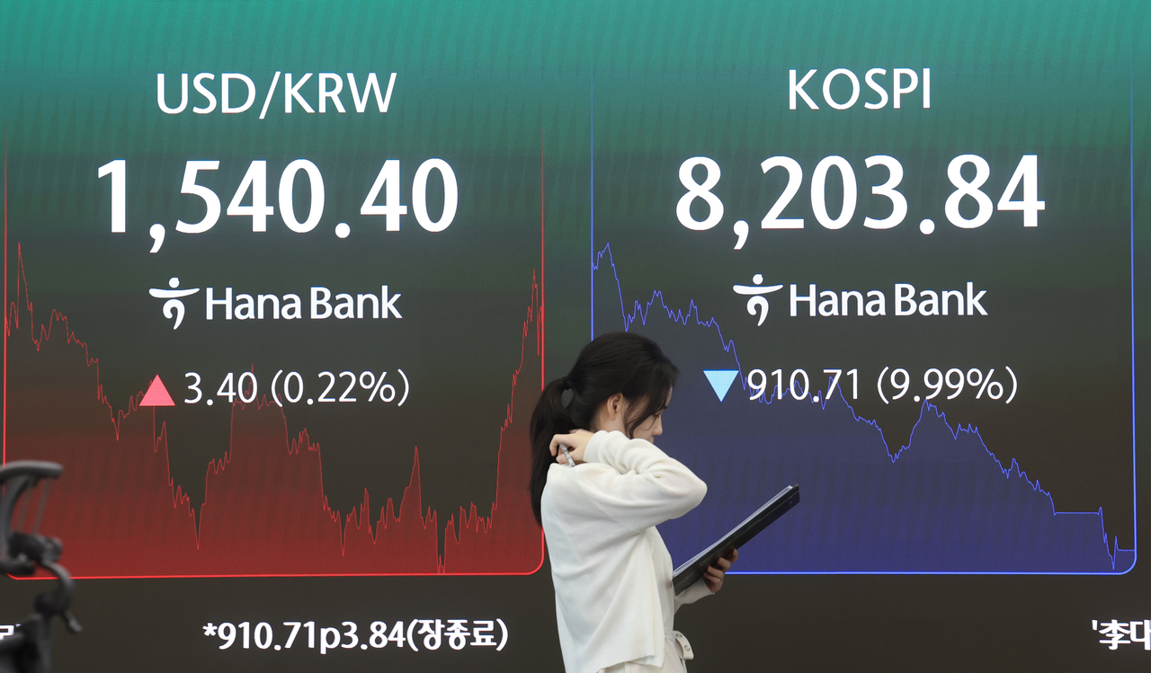 An electronic board showing the Korea Composite Stock Price Index at a dealing room of the Hana Bank headquarters in Seoul on Tuesday. (Yonhap)