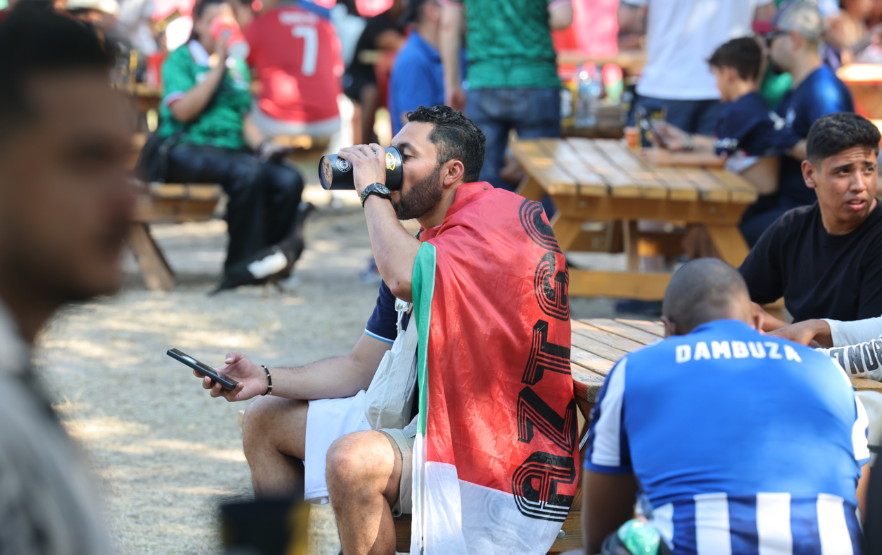 A fan hydrates amid the scorching heat at the FIFA Fan Festival in Monterrey, Mexico, Monday. (Yonhap)