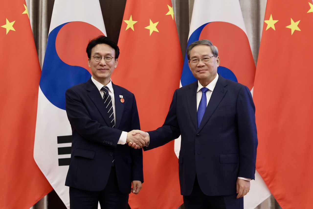 South Korean Prime Minister Kim Min-seok (left) and Chinese Premier Li Qiang pose for a photo before their talks at Bangchui Island Hotel in Dalian, China, on Tuesday. (Prime Minister's Office)
