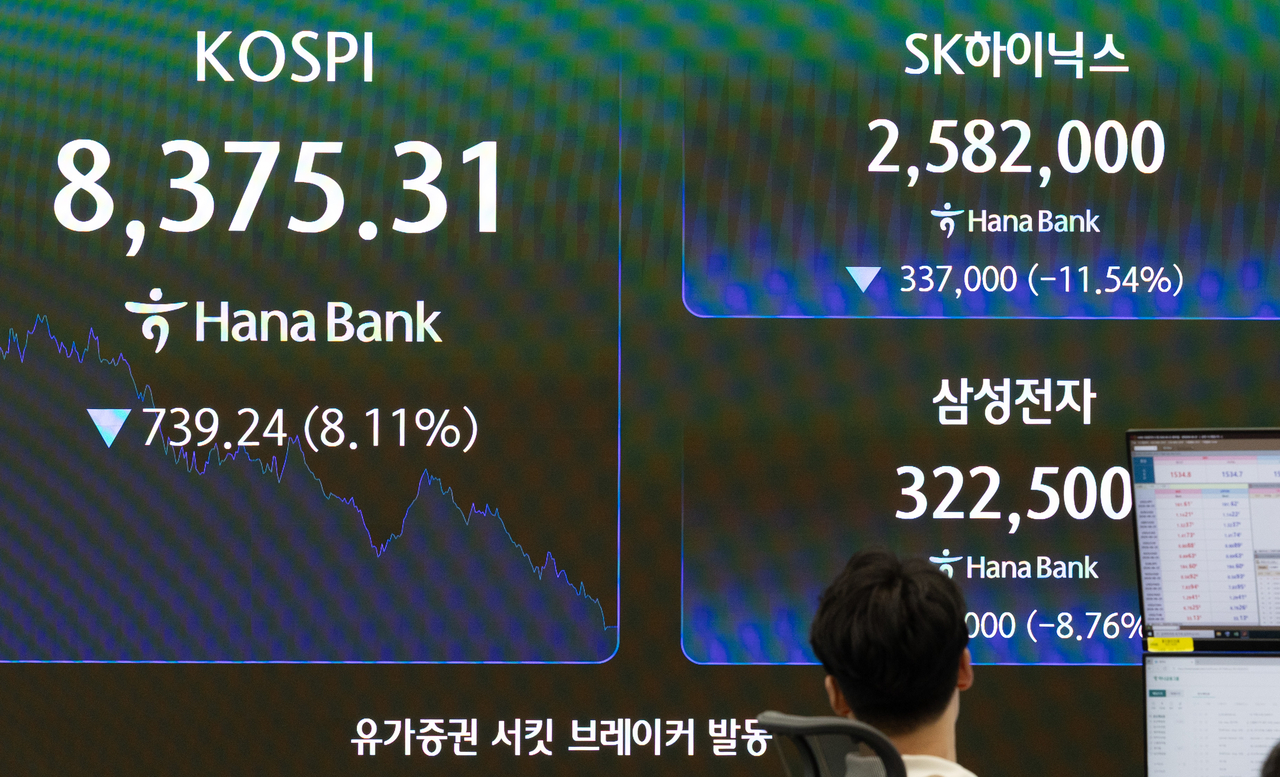 A financial data screen at Hana Bank’s dealing room in central Seoul displays the Kospi at 8,375.31, while shares of SK hynix and Samsung Electronics trade at 2.582 million won and 322,500 won, respectively. (Yoon Chang-bin/The Korea Herald)