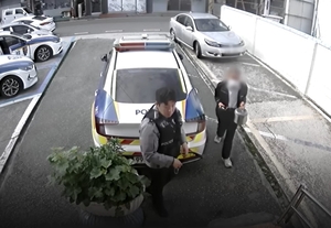 Security guard finds gold in discarded rice cooker. What follows surprises many