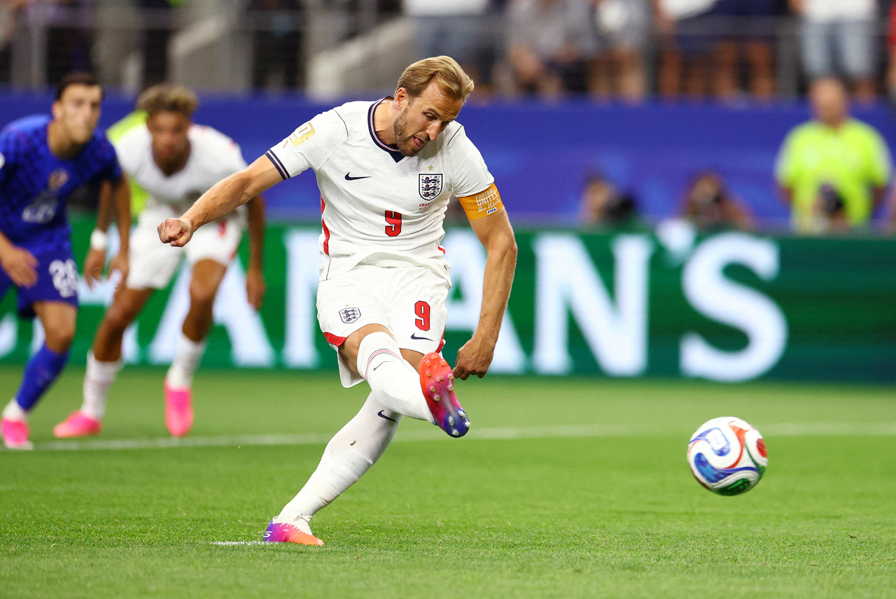 England’s Harry Kane scores during a match against Croatia, at Dallas Stadium in Arlington. Texas, June 17.    (Reuters-Yonhap)