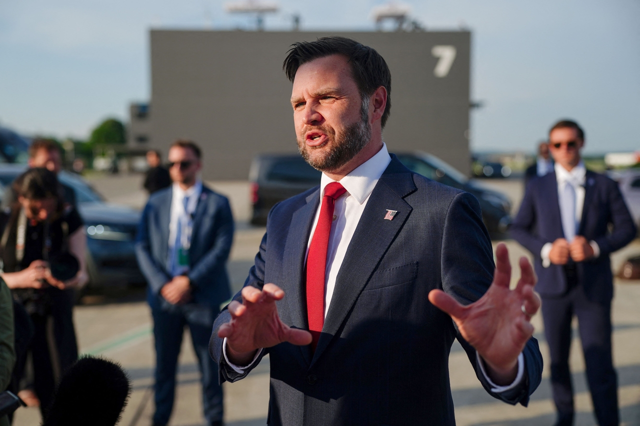 US Vice President JD Vance speaks to members of the media before boarding Air Force Two as he leaves Switzerland after meeting with representatives from Iran to negotiate details of their peace agreement at Emmen Air Base, near Lucerne, on June 22. (AFP-Yonhap)