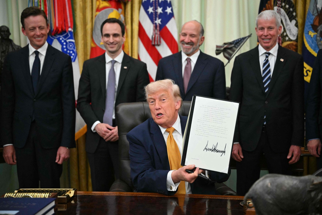 US President Donald Trump holds a singed executive order about quantum computing at the White House in Washington on Monday. (AFP-Yonhap)