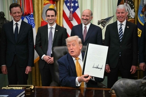 Trump signs orders calling for quantum computer