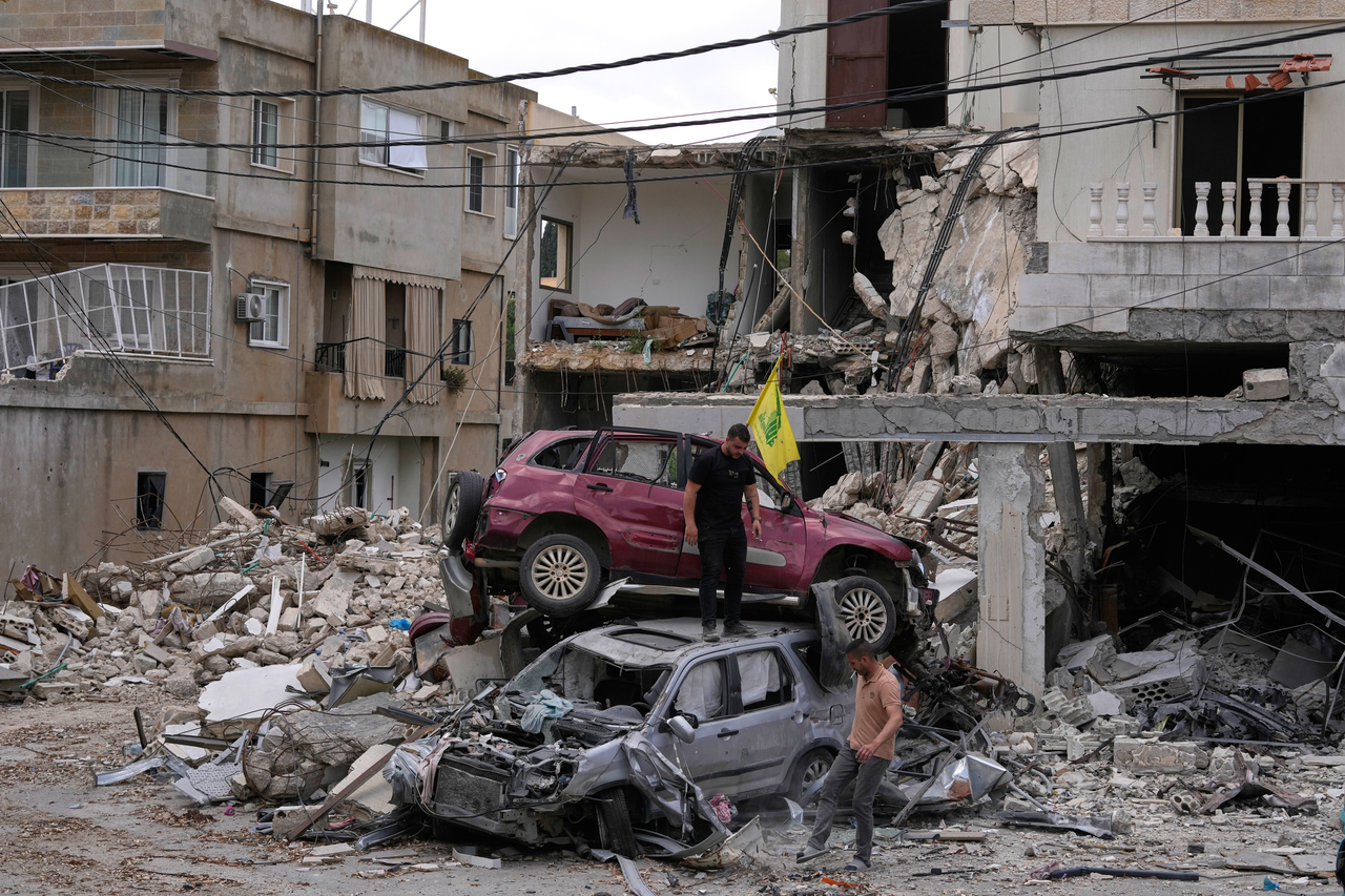 People check destroyed cars following a ceasefire between Israel and Hezbollah in the village of Maifadoun, southern Lebanon, Monday. (AP-Yonhap)