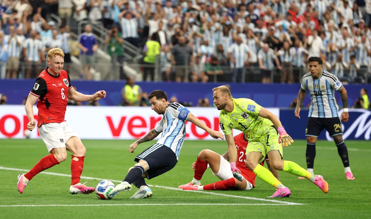 Lionel Messi of Argentina scores the team’s second goal during a match against Austria, at Dallas Stadium in Arlington, Texas, Monday. 　  (AFP-Yonhap)