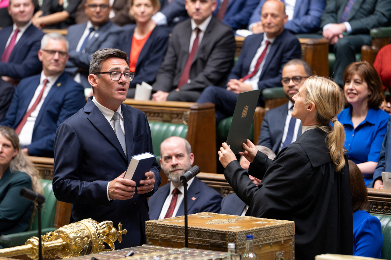 British new Member of Parliament for Makerfield, Andy Burnham (left) , is sworn in at the House of Commons in London, Monday. (Reuters-Yonhap)