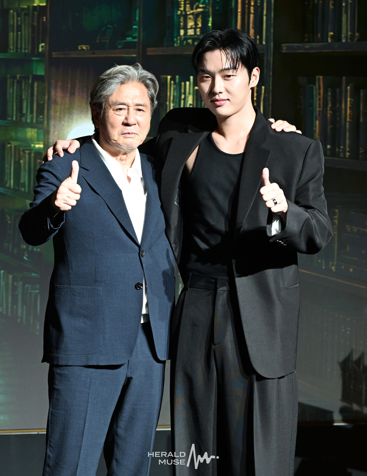 [헤럴드뮤즈= 윤병찬 기자] 넷플릭스 시리즈 ‘맨 끝줄 소년’ 제작발표회 24일 오전 마포구 호텔 나루 서울 엠갤러리 앰배서더에서 열렸다.
넷플릭스 시리즈 ‘맨 끝줄 소년’​은 실패한 작가이자 국문학과 교수인 ‘허문오’가 강의실 맨 끝줄 소년 ‘이강’의 천재성을 발견하고 그의 글에 집착하며 벌어지는 이야기를 그린 서스펜스 드라마다.