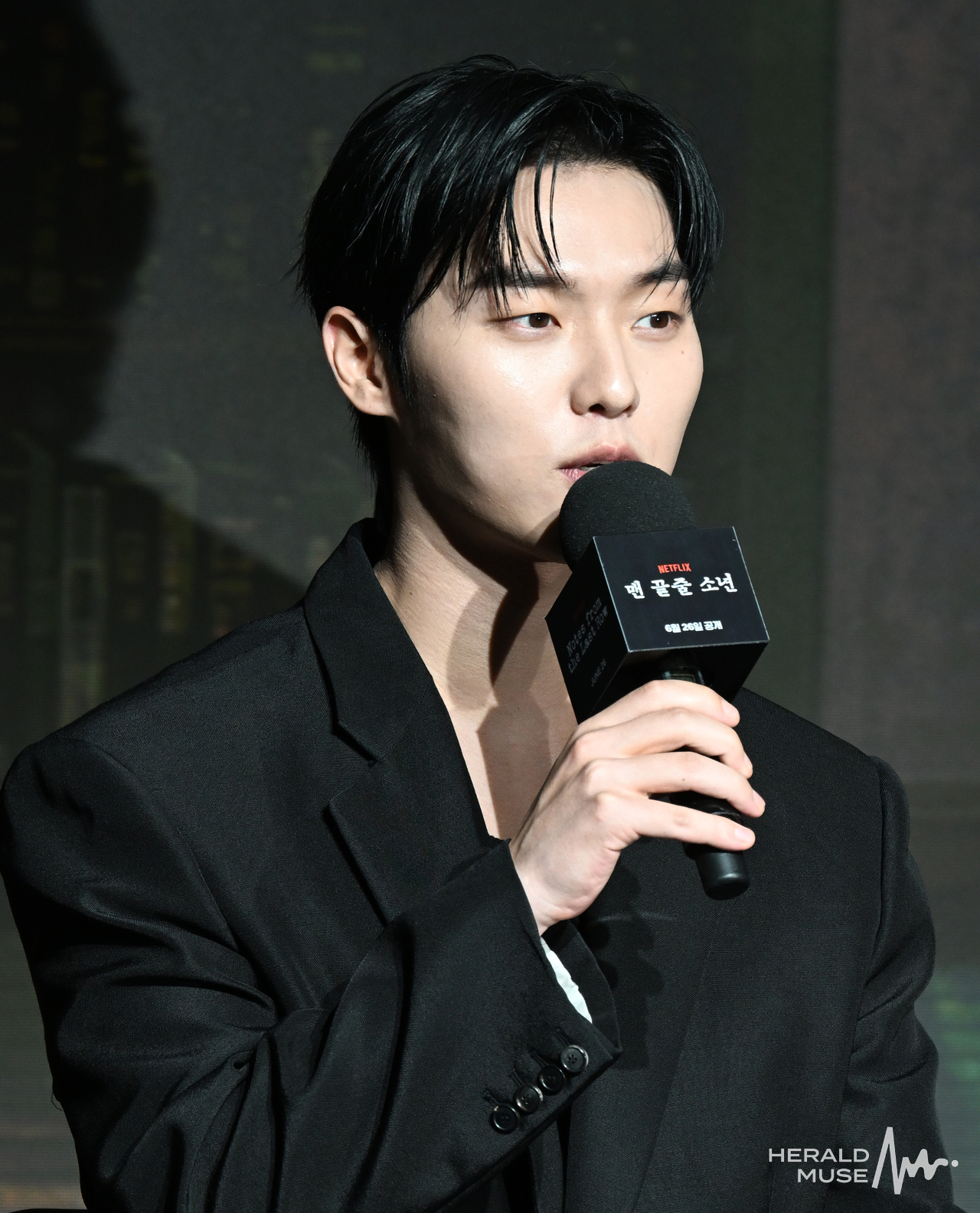 [헤럴드뮤즈= 윤병찬 기자] 넷플릭스 시리즈 ‘맨 끝줄 소년’ 제작발표회 24일 오전 마포구 호텔 나루 서울 엠갤러리 앰배서더에서 열렸다.
넷플릭스 시리즈 ‘맨 끝줄 소년’​은 실패한 작가이자 국문학과 교수인 ‘허문오’가 강의실 맨 끝줄 소년 ‘이강’의 천재성을 발견하고 그의 글에 집착하며 벌어지는 이야기를 그린 서스펜스 드라마다.