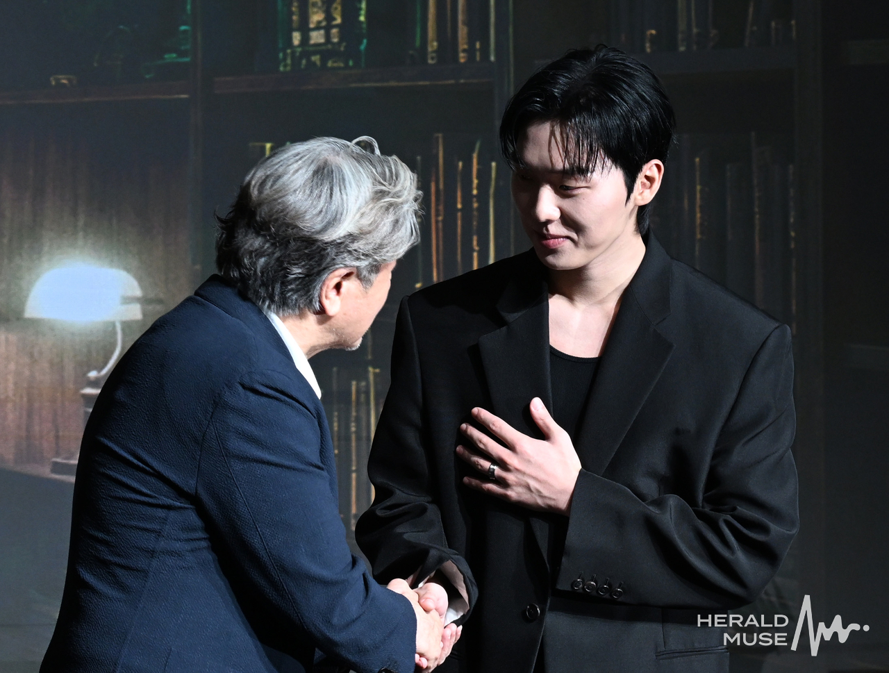 [헤럴드뮤즈= 윤병찬 기자] 넷플릭스 시리즈 ‘맨 끝줄 소년’ 제작발표회 24일 오전 마포구 호텔 나루 서울 엠갤러리 앰배서더에서 열렸다.
넷플릭스 시리즈 ‘맨 끝줄 소년’​은 실패한 작가이자 국문학과 교수인 ‘허문오’가 강의실 맨 끝줄 소년 ‘이강’의 천재성을 발견하고 그의 글에 집착하며 벌어지는 이야기를 그린 서스펜스 드라마다.