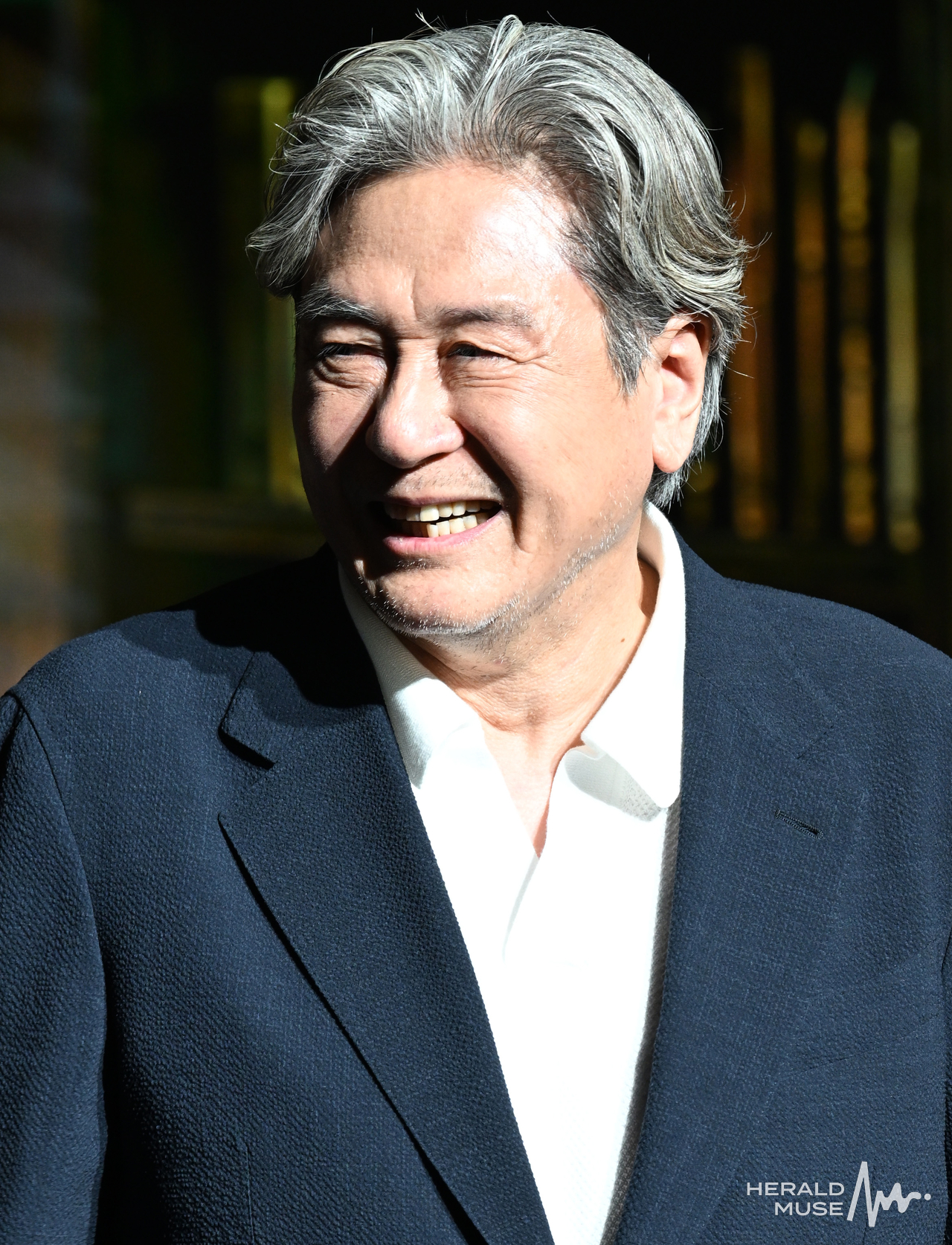 [헤럴드뮤즈= 윤병찬 기자] 넷플릭스 시리즈 ‘맨 끝줄 소년’ 제작발표회 24일 오전 마포구 호텔 나루 서울 엠갤러리 앰배서더에서 열렸다.
넷플릭스 시리즈 ‘맨 끝줄 소년’​은 실패한 작가이자 국문학과 교수인 ‘허문오’가 강의실 맨 끝줄 소년 ‘이강’의 천재성을 발견하고 그의 글에 집착하며 벌어지는 이야기를 그린 서스펜스 드라마다.
