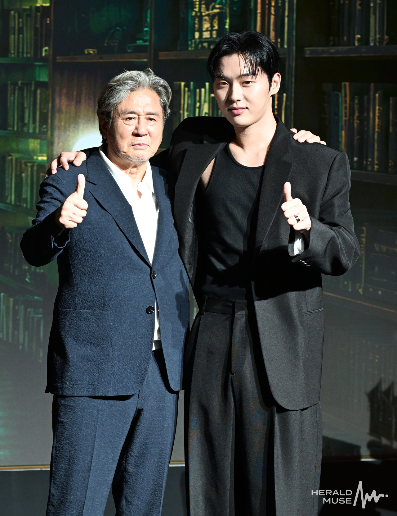 [헤럴드뮤즈= 윤병찬 기자] 넷플릭스 시리즈 ‘맨 끝줄 소년’ 제작발표회 24일 오전 마포구 호텔 나루 서울 엠갤러리 앰배서더에서 열렸다.
넷플릭스 시리즈 ‘맨 끝줄 소년’​은 실패한 작가이자 국문학과 교수인 ‘허문오’가 강의실 맨 끝줄 소년 ‘이강’의 천재성을 발견하고 그의 글에 집착하며 벌어지는 이야기를 그린 서스펜스 드라마다.