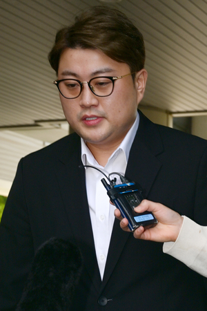 Trot singer Kim Ho-joong granted parole, set for release on June 30