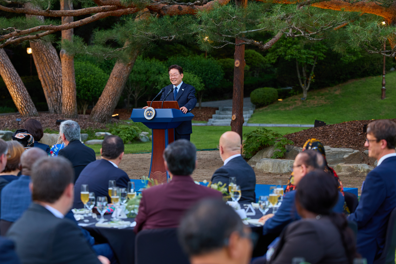 President Lee Jae Myung delivers remarks during a dinner reception for the diplomatic corps at Nokjiwon Garden in Cheong Wa Dae on Tuesday. (Cheong Wa Dae via Yonhap)