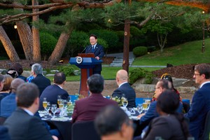 Over chimaek, Lee hosts ambassadors at Cheong Wa Dae