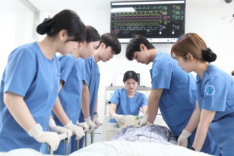 경북보건대 간호학부 학생들이 SHINE시뮬레이션센터에서 심폐소생술 및 응급처치 실습을 진행하고 있다.[경북보건대 제공]