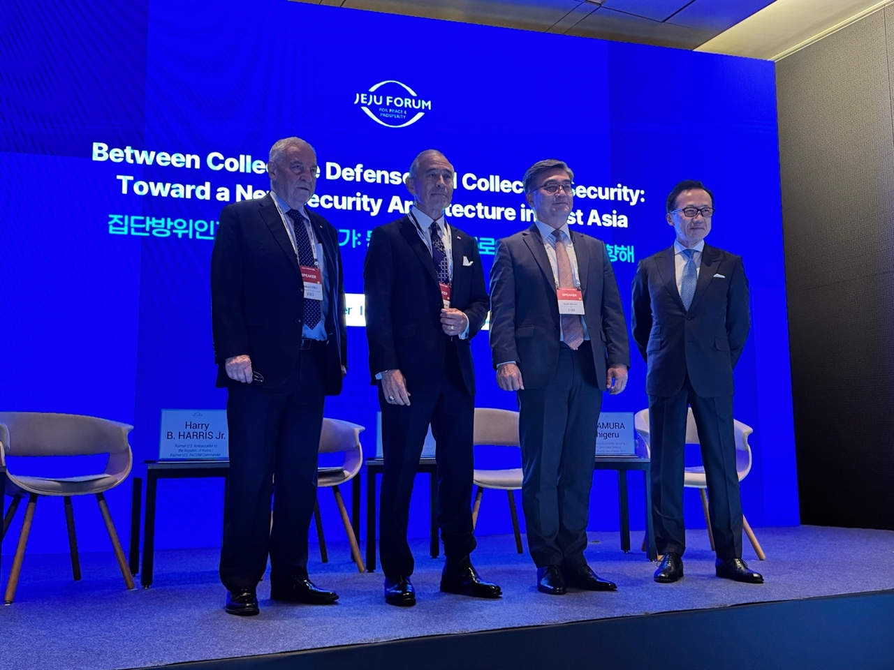 Former Australian Defense Minister Robert Hill (left), former US Ambassador to Korea Harry Harris, former Korean Defense Minister Suh Wook and former Japanese National Security Secretariat Secretary-General Shigeru Kitamura pose for a photo at the Jeju Forum in Jeju Island on Wednesday. (Yonhap)