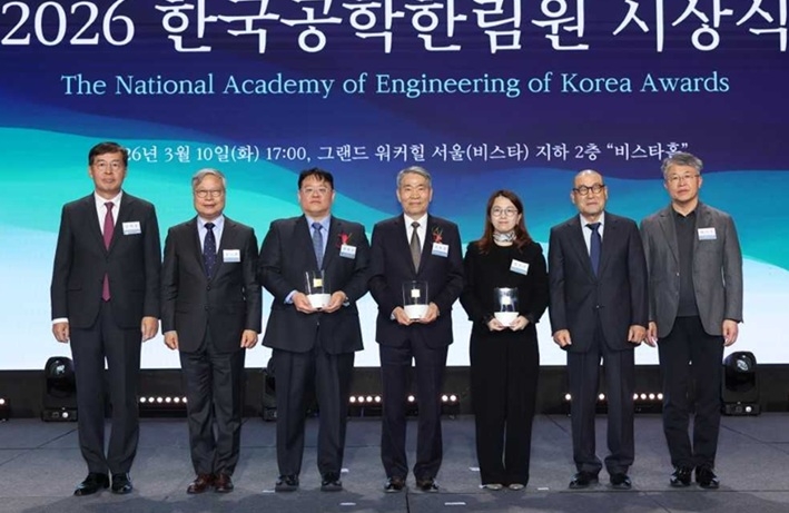Gwiturami Group Chairman Choi Jin-min (second from right) congratulates award recipients at the 2026 National Academy of Engineering of Korea ceremony held in March. From left: Shin Hak-cheol, NAEK board chairman; Yoon Eui-joon, NAEK president; Kim Jang-woo, CEO of MangoBoost and Seoul National University professor (New Frontier Award); Kwon Oh-kyung, distinguished professor at Hanyang University (NAEK Grand Prize); Jang Jin-ah, Mueunjae Chair Professor at Postech (Young Engineer Award); Chairman Choi; and Choi Ki-joo, president of Ajou University. [Gwiturami Group]