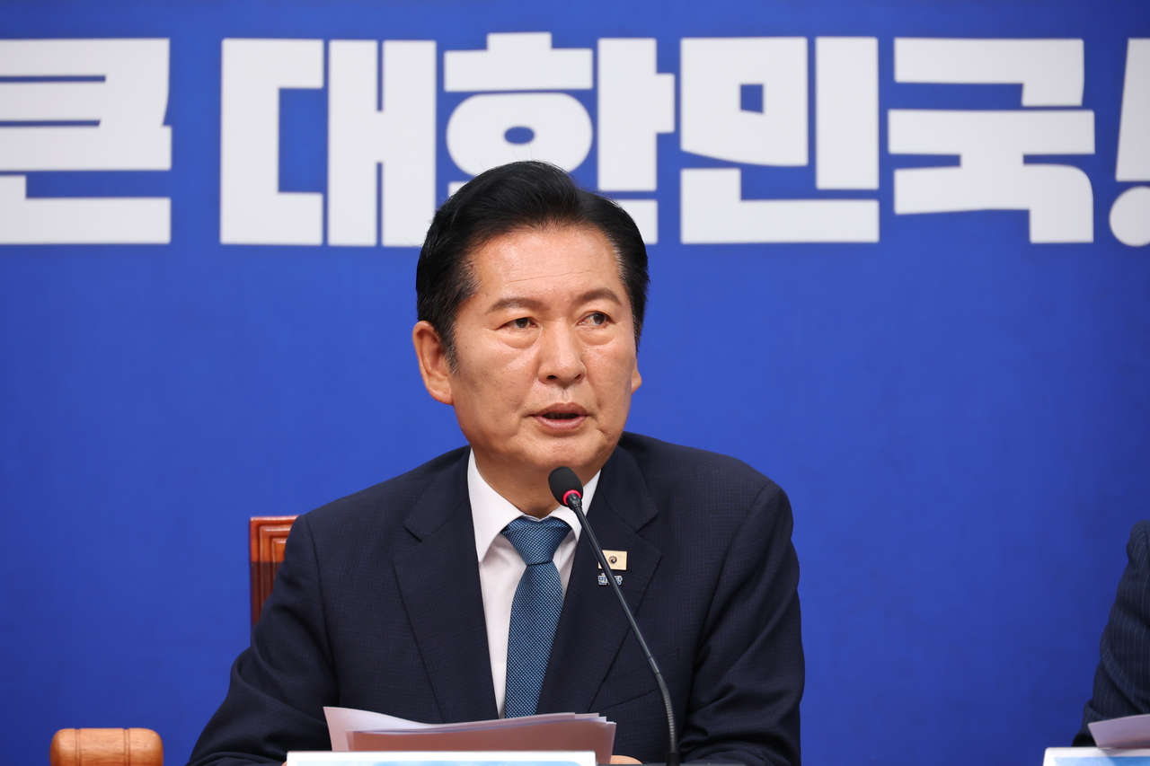 Ruling Democratic Party leader Jung Chung-rae speaks during a meeting of the party's Supreme Council at the National Assembly in Seoul on Wednesday. (Yonhap)