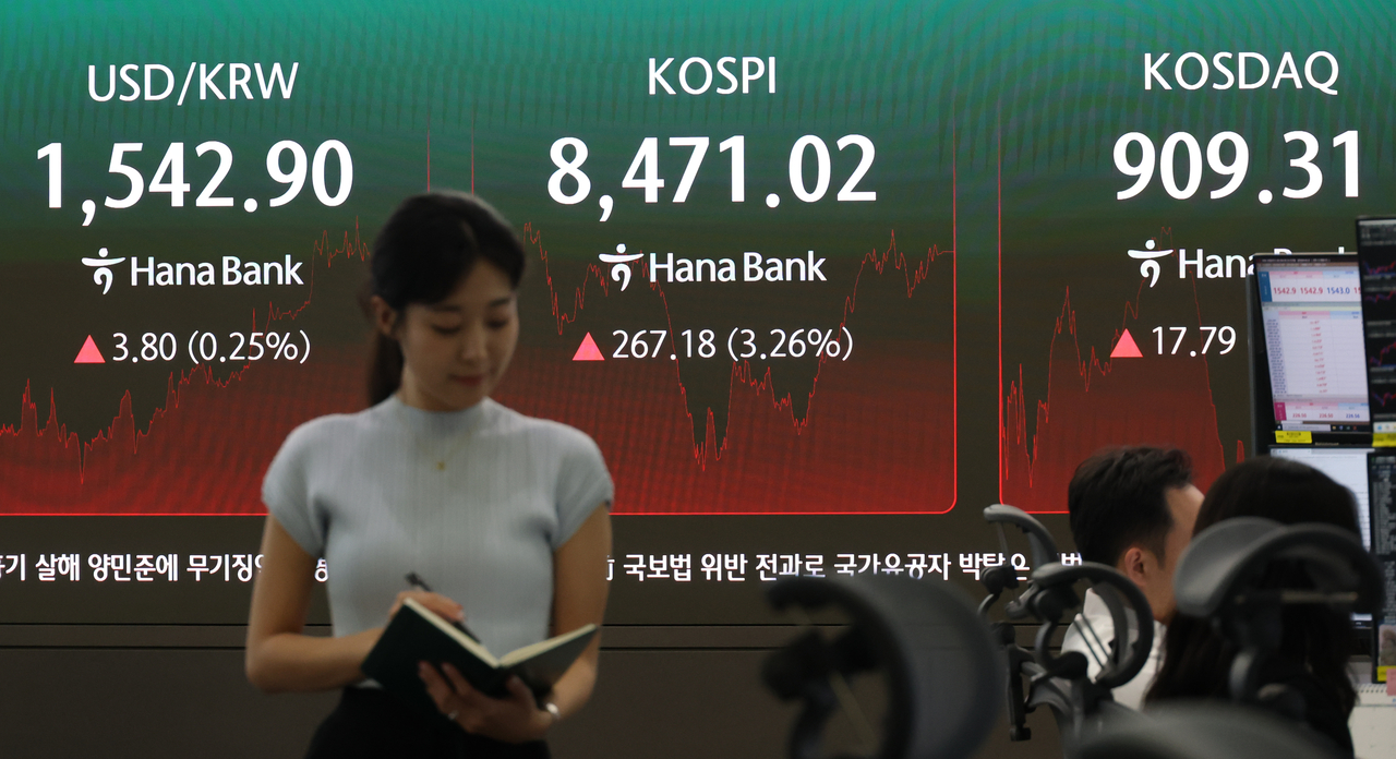 An electronic board showing the Korea Composite Stock Price Index at a dealing room of the Hana Bank headquarters in Seoul on Wednesday. (Yonhap)