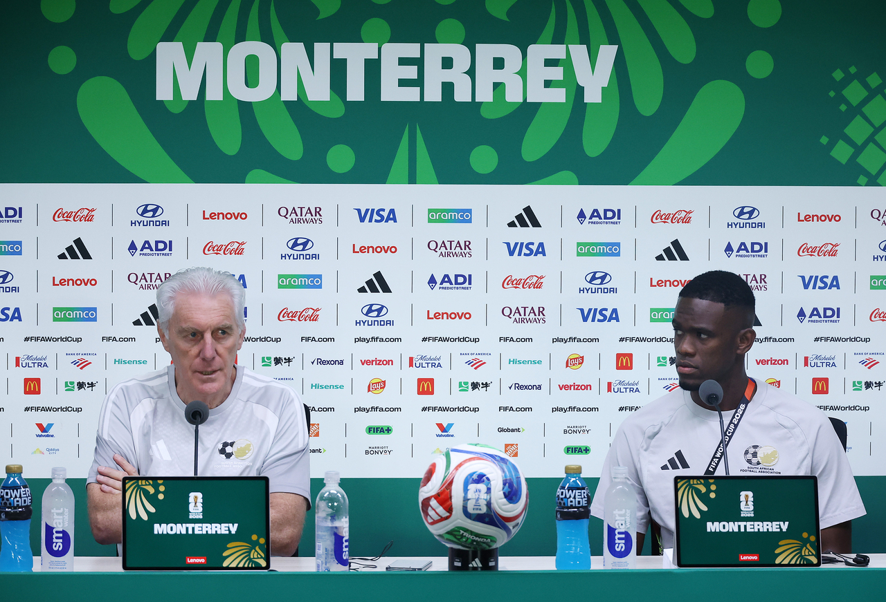 South Africa head coach Hugo Broos (L) and midfielder Sphephelo Sithole attend a press conference ahead of their team's Group A match against South Korea at the 2026 FIFA World Cup at Estadio Monterrey in Guadalupe, Mexico, on Tuesday. (Yonhap)