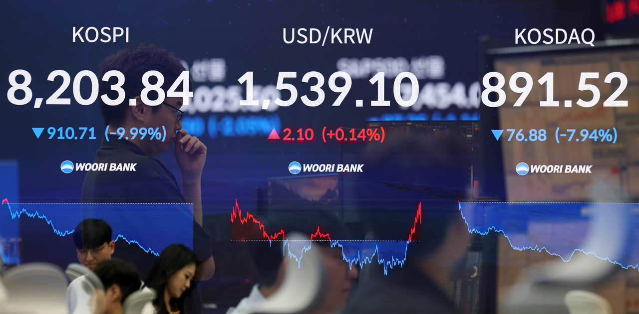 Inside the dealing room of Woori Bank in Seoul on June 23. (Newsis)