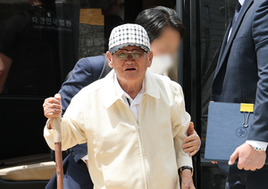 지팡이 짚고 나타난 95살 이만희…‘국힘 집단 가입’ 혐의, 구속 기로