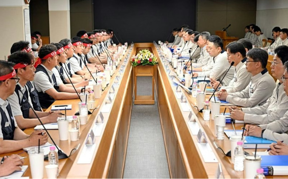 Executives and union representatives of Hyundai Motor Co. hold the first meeting for the 2026 wage negotiations at the company’s Ulsan plant on May 6. (Hyundai Motor Group)