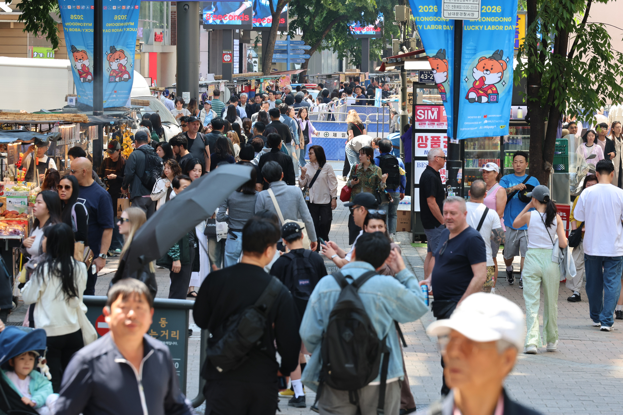 The streets of Myeongdong, central Seoul, are packed with people in this May 1, file photo. (Yonhap)